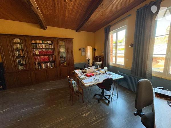Propriété en centre-ville comprenant:
Au rez-de-chaussée : entrée, salle d'eau, dégagement ave...