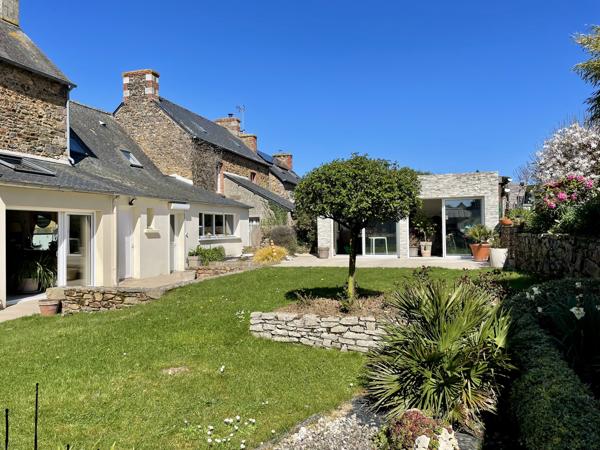 Goudelin (22290) Maison en pierre de caractère en centre-bourg – Jardin paysager et dépendances
