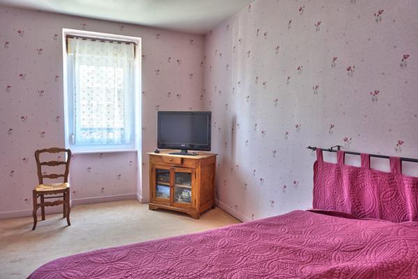 Goudelin (22290) Maison en pierre de caractère en centre-bourg – Jardin paysager et dépendances