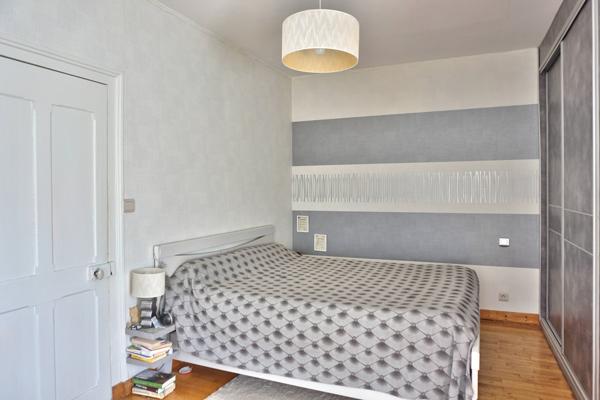 Goudelin (22290) Maison en pierre de caractère en centre-bourg – Jardin paysager et dépendances