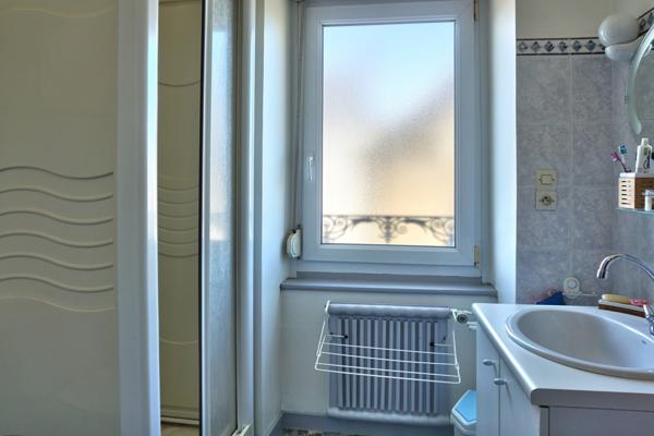 Goudelin (22290) Maison en pierre de caractère en centre-bourg – Jardin paysager et dépendances