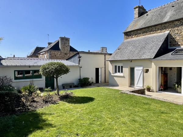 Goudelin (22290) Maison en pierre de caractère en centre-bourg – Jardin paysager et dépendances