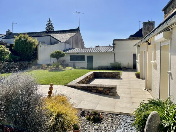 Goudelin (22290) Maison en pierre de caractère en centre-bourg – Jardin paysager et dépendances