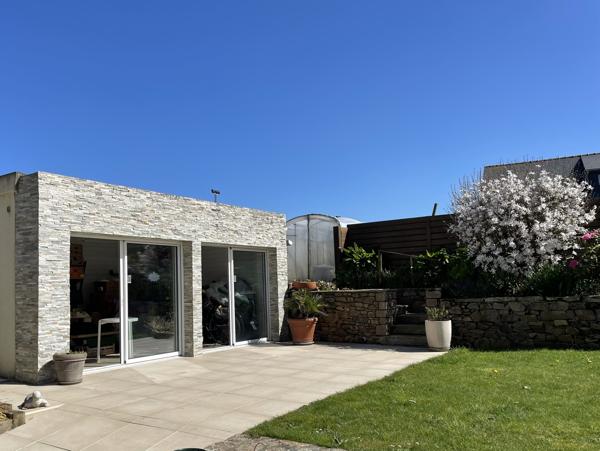 Goudelin (22290) Maison en pierre de caractère en centre-bourg – Jardin paysager et dépendances
