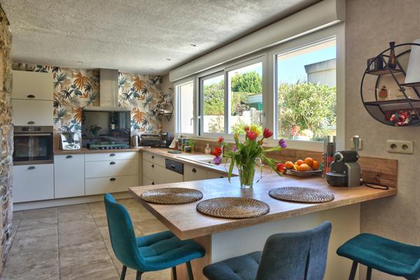 Goudelin (22290) Maison en pierre de caractère en centre-bourg – Jardin paysager et dépendances