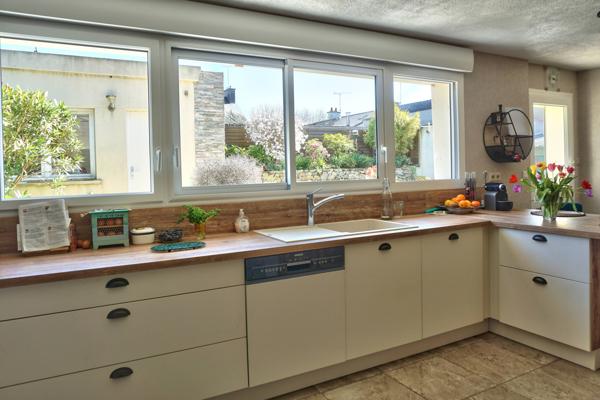 Goudelin (22290) Maison en pierre de caractère en centre-bourg – Jardin paysager et dépendances