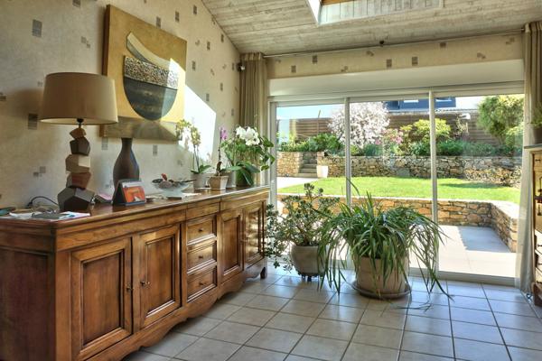 Goudelin (22290) Maison en pierre de caractère en centre-bourg – Jardin paysager et dépendances