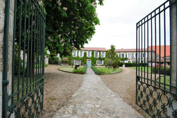 Beau domaine de 80 hectares avec grand étang aux portes d'Angoulême
