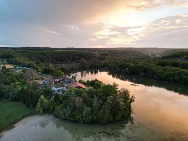 Beau domaine de 80 hectares avec grand étang aux portes d'Angoulême