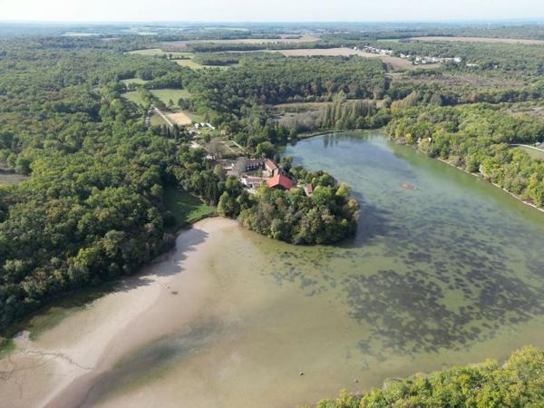 Beau domaine de 80 hectares avec grand étang aux portes d'Angoulême