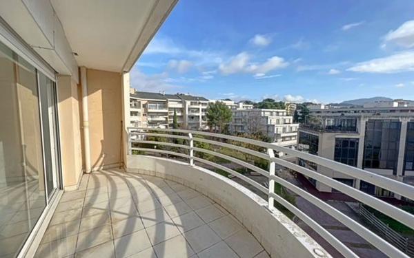 Appartement à vendre    2 pièces • 60 m2 Marseille 8
