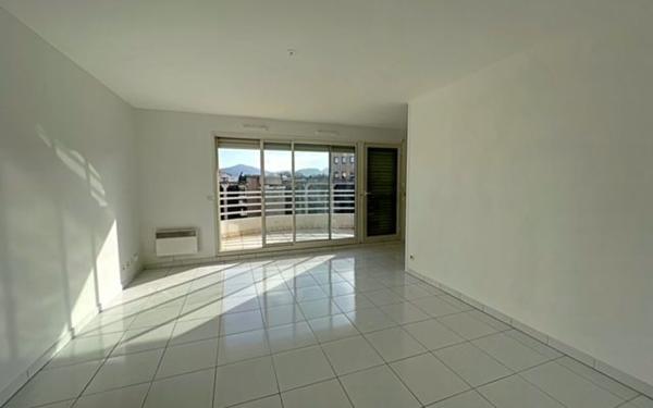 Appartement à vendre    2 pièces • 60 m2 Marseille 8