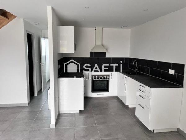 Maison recente 100m², 4 chambres, petit jardin.