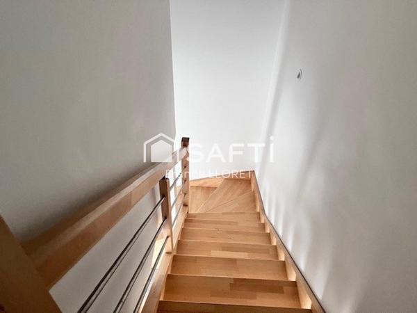 Maison recente 100m², 4 chambres, petit jardin.