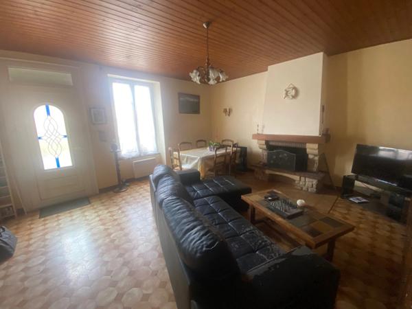 MOUTIERS SUR LAY (85) AGREABLE MAISON DE BOURG EN PIERRE RENOVEE 2 CHAMBRES AVEC CAVE SANS EXTERIEUR