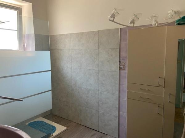 MOUTIERS SUR LAY (85) AGREABLE MAISON DE BOURG EN PIERRE RENOVEE 2 CHAMBRES AVEC CAVE SANS EXTERIEUR