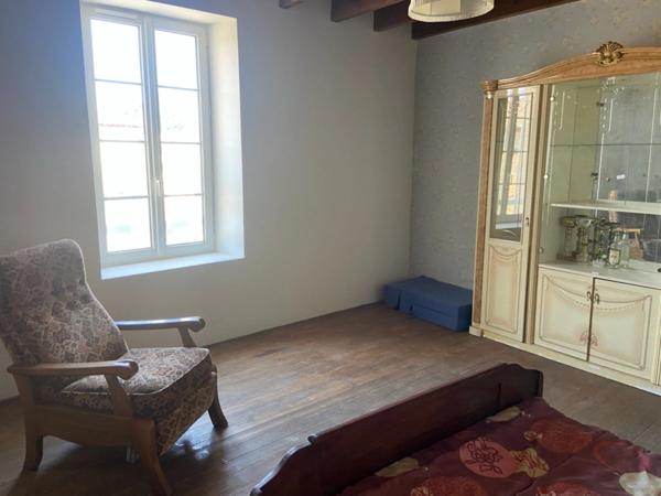 MOUTIERS SUR LAY (85) AGREABLE MAISON DE BOURG EN PIERRE RENOVEE 2 CHAMBRES AVEC CAVE SANS EXTERIEUR