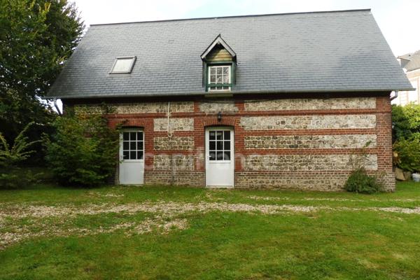 À vendre cette belle demeure de caractère à Saint-Valery-en-Caux, proche du port de plaisance.
