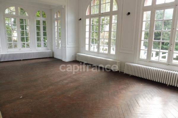 À vendre cette belle demeure de caractère à Saint-Valery-en-Caux, proche du port de plaisance.