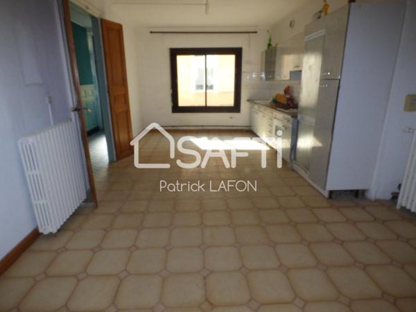 Maison avec extérieur et 3 grandes chambres.