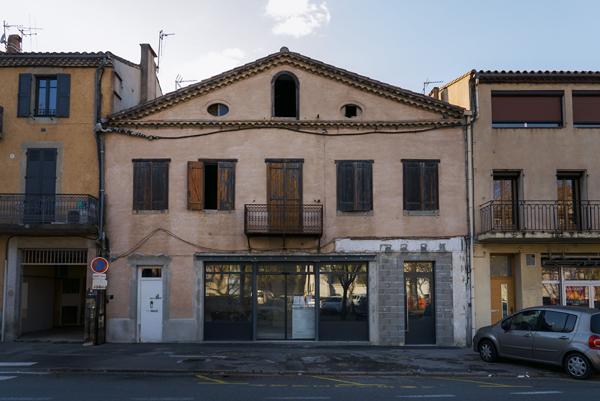 CARCASSONNE – VARSOVIE Ensemble immobilier remarquable 660m² avec immeuble, commerce, maison, jardin et dépendance