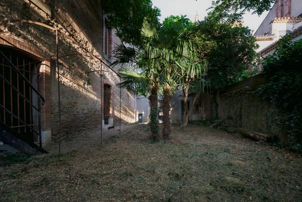 CARCASSONNE – VARSOVIE Ensemble immobilier remarquable 660m² avec immeuble, commerce, maison, jardin et dépendance