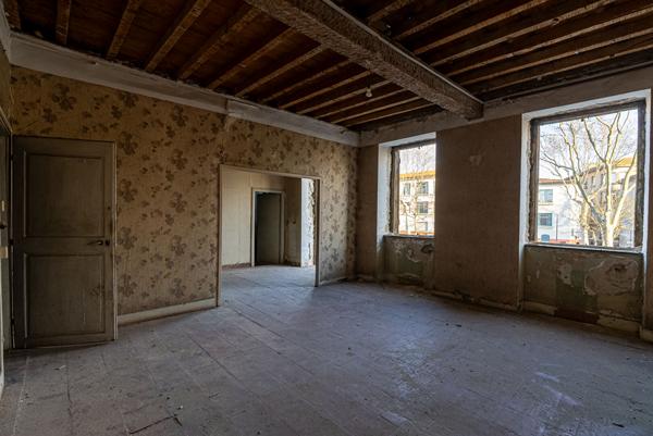CARCASSONNE – VARSOVIE Ensemble immobilier remarquable 660m² avec immeuble, commerce, maison, jardin et dépendance