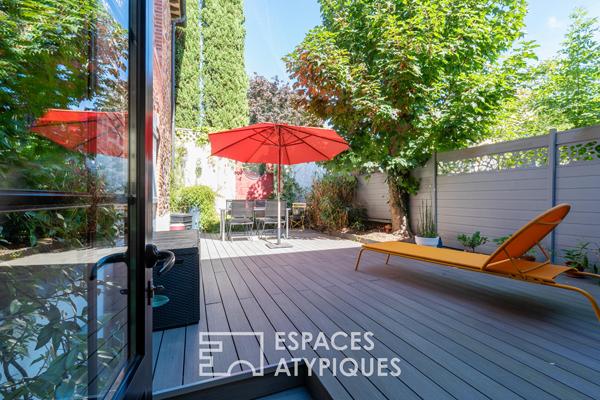 Élégante bourgeoise de ville et son patio