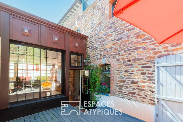 Élégante bourgeoise de ville et son patio