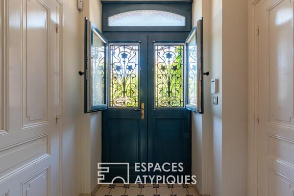Élégante bourgeoise de ville et son patio