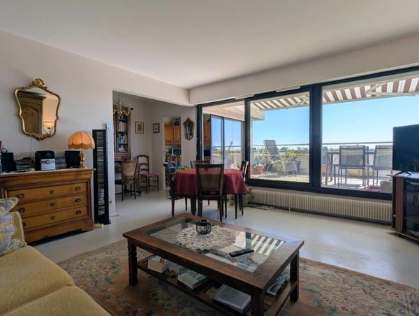 Appartement à vendre 3 pièces de 73m2 à MERIGNAC (33) au dernier étage avec grande terrasse.