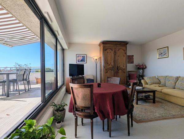 Appartement à vendre 3 pièces de 73m2 à MERIGNAC (33) au dernier étage avec grande terrasse.