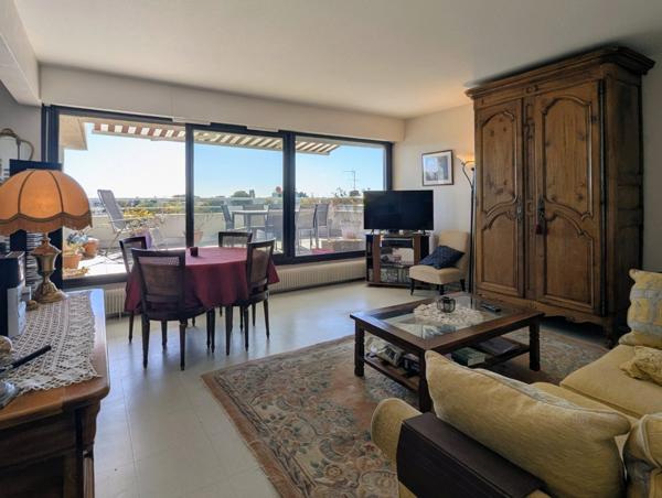 Appartement à vendre 3 pièces de 73m2 à MERIGNAC (33) au dernier étage avec grande terrasse.