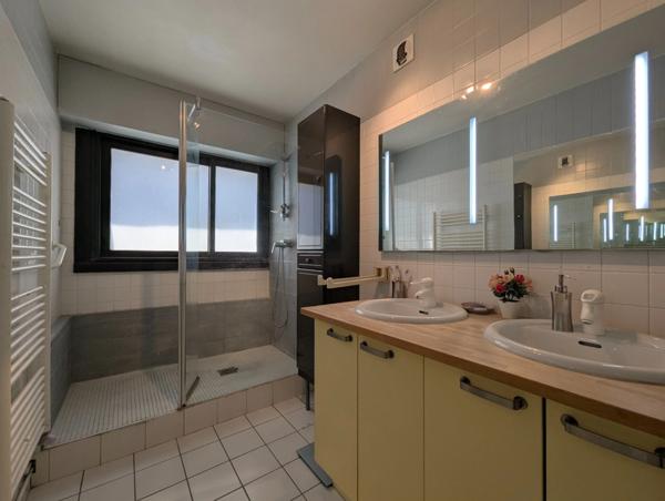 Appartement à vendre 3 pièces de 73m2 à MERIGNAC (33) au dernier étage avec grande terrasse.