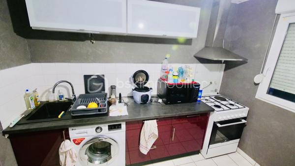 🏡 Appartement T3 – 62 m² – En exclusivité sur LENS
Venez découvrir ce bel appartement de 62 m², situé dans une résidence privative avec portail électrique, calme et bien entretenue.

✨ Un espace de vie lumineux et fonctionnel
Cet appartement T3, très bien agencé, offre une belle luminosité grâce à ses ouvertures. L’espace de vie est agréable et optimisé pour un confort au quotidien.

🛏️ Côté nuit :

2 chambres confortables avec dressing inclus
Une très belle salle de bains moderne, soignée et fonctionnelle
🏢 Résidence et environnement :
Immeuble de 3 étages
Appartement situé au 2 ème étages
Résidence sécurisée et très calme
Terrasse
aucun travaux a prévoir
1 place de parking privative
Idéal pour un couple, une petite famille ou un investissement locatif.
📞 Pour plus d’informations ou pour organiser une visite, merci de me contacter