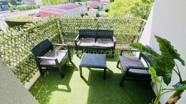 🏡 Appartement T3 – 62 m² – En exclusivité sur LENS
Venez découvrir ce bel appartement de 62 m², situé dans une résidence privative avec portail électrique, calme et bien entretenue.

✨ Un espace de vie lumineux et fonctionnel
Cet appartement T3, très bien agencé, offre une belle luminosité grâce à ses ouvertures. L’espace de vie est agréable et optimisé pour un confort au quotidien.

🛏️ Côté nuit :

2 chambres confortables avec dressing inclus
Une très belle salle de bains moderne, soignée et fonctionnelle
🏢 Résidence et environnement :
Immeuble de 3 étages
Appartement situé au 2 ème étages
Résidence sécurisée et très calme
Terrasse
aucun travaux a prévoir
1 place de parking privative
Idéal pour un couple, une petite famille ou un investissement locatif.
📞 Pour plus d’informations ou pour organiser une visite, merci de me contacter