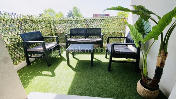 🏡 Appartement T3 – 62 m² – En exclusivité sur LENS
Venez découvrir ce bel appartement de 62 m², situé dans une résidence privative avec portail électrique, calme et bien entretenue.

✨ Un espace de vie lumineux et fonctionnel
Cet appartement T3, très bien agencé, offre une belle luminosité grâce à ses ouvertures. L’espace de vie est agréable et optimisé pour un confort au quotidien.

🛏️ Côté nuit :

2 chambres confortables avec dressing inclus
Une très belle salle de bains moderne, soignée et fonctionnelle
🏢 Résidence et environnement :
Immeuble de 3 étages
Appartement situé au 2 ème étages
Résidence sécurisée et très calme
Terrasse
aucun travaux a prévoir
1 place de parking privative
Idéal pour un couple, une petite famille ou un investissement locatif.
📞 Pour plus d’informations ou pour organiser une visite, merci de me contacter
