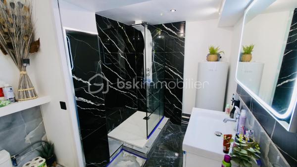 🏡 Appartement T3 – 62 m² – En exclusivité sur LENS
Venez découvrir ce bel appartement de 62 m², situé dans une résidence privative avec portail électrique, calme et bien entretenue.

✨ Un espace de vie lumineux et fonctionnel
Cet appartement T3, très bien agencé, offre une belle luminosité grâce à ses ouvertures. L’espace de vie est agréable et optimisé pour un confort au quotidien.

🛏️ Côté nuit :

2 chambres confortables avec dressing inclus
Une très belle salle de bains moderne, soignée et fonctionnelle
🏢 Résidence et environnement :
Immeuble de 3 étages
Appartement situé au 2 ème étages
Résidence sécurisée et très calme
Terrasse
aucun travaux a prévoir
1 place de parking privative
Idéal pour un couple, une petite famille ou un investissement locatif.
📞 Pour plus d’informations ou pour organiser une visite, merci de me contacter