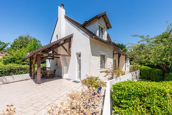 La Maison contemporaine aux volumes généreux à Yerres