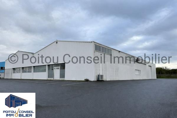 A LOUER EN PLEIN COEUR DE LA ZONE MENDES FRANCE NIORT LOCAL D’ACTIVITE D’ENVIRON 950m2 AVEC VITRINE ET PARKINGS