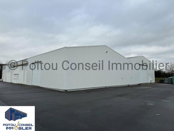 A LOUER EN PLEIN COEUR DE LA ZONE MENDES FRANCE NIORT LOCAL D’ACTIVITE D’ENVIRON 950m2 AVEC VITRINE ET PARKINGS