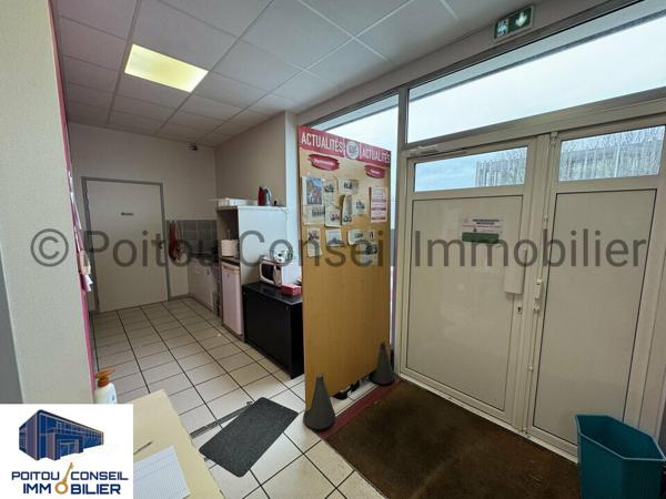 A LOUER EN PLEIN COEUR DE LA ZONE MENDES FRANCE NIORT LOCAL D’ACTIVITE D’ENVIRON 950m2 AVEC VITRINE ET PARKINGS