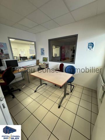 A LOUER EN PLEIN COEUR DE LA ZONE MENDES FRANCE NIORT LOCAL D’ACTIVITE D’ENVIRON 950m2 AVEC VITRINE ET PARKINGS