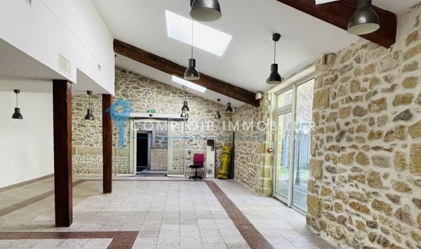 Propriete
                                                                                                                                                                                                                                                                                                                        15 pièce(s)                                                                                                                                                                                                          7 chambre(s)                                                                                                                                                                                                          550  m²