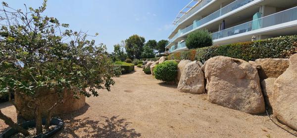 SOLENZARA (20) Appartement à vendre 3 pièces de 68m². avec terrasse de 31m². RÉSIDENCE PIEDS DANS L'EAU