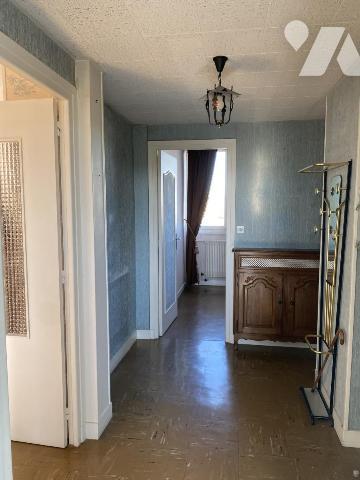 CENTRE-VILLE UN APPARTEMENT 4 PP AVEC CAVES - GRENIER ET GARAGE