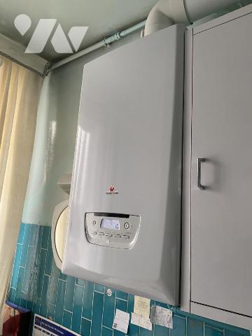 CENTRE-VILLE UN APPARTEMENT 4 PP AVEC CAVES - GRENIER ET GARAGE