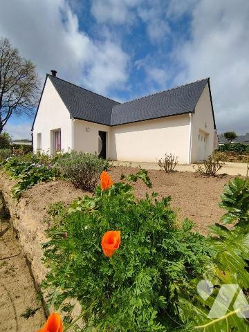 Maison de plain pied de 2015 comprenant une cuisine aménagée et équipée ouverte sur salle/salon...