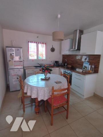 Maison de plain pied de 2015 comprenant une cuisine aménagée et équipée ouverte sur salle/salon...