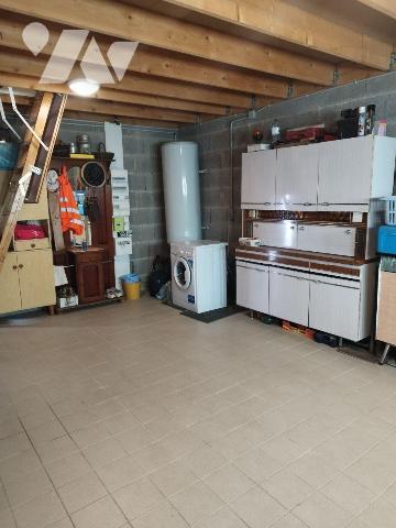 Maison de plain pied de 2015 comprenant une cuisine aménagée et équipée ouverte sur salle/salon...